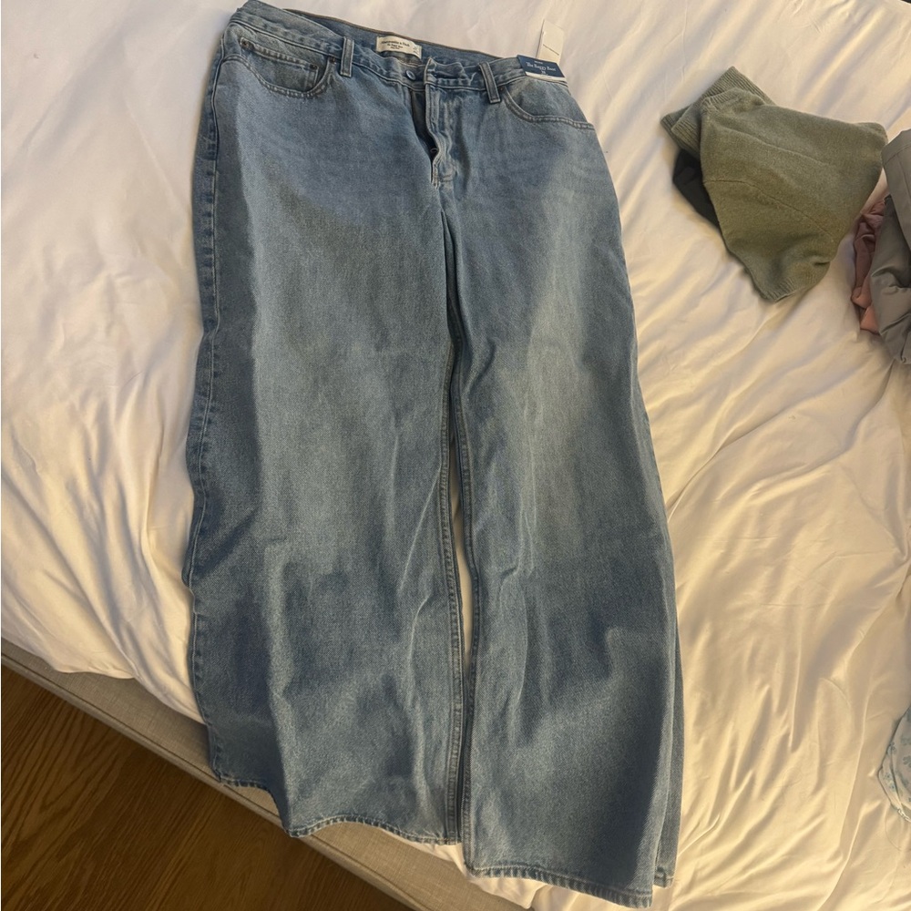 NWT Abercrombie baggy boot